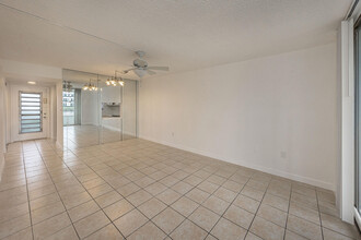 8200 Sunrise Lakes Blvd in Sunrise, FL - Building Photo - Building Photo