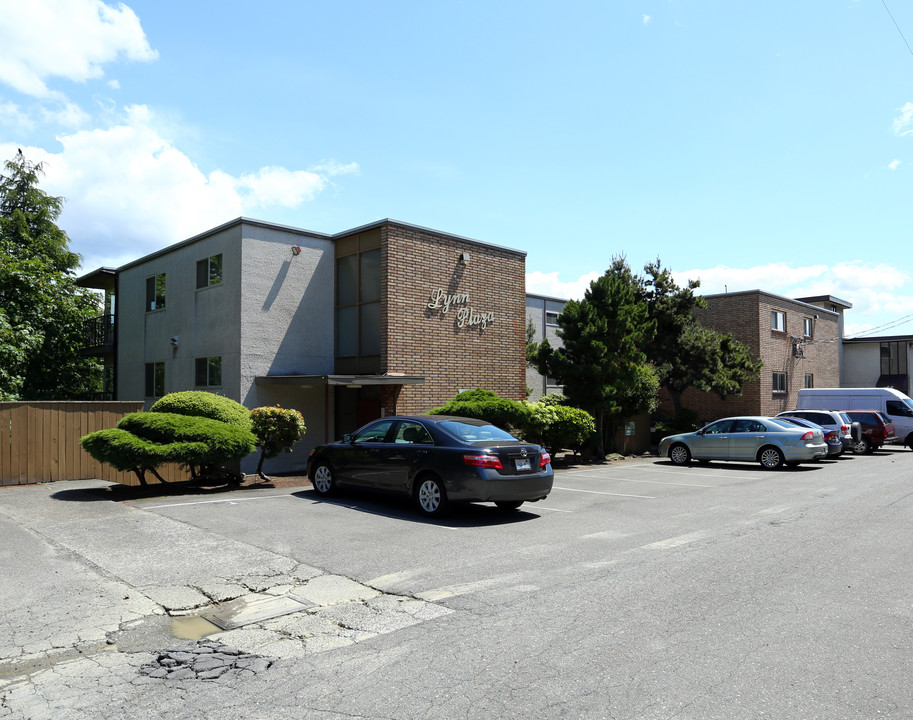 Lynn Plaza Apartments in Seattle, WA - Building Photo