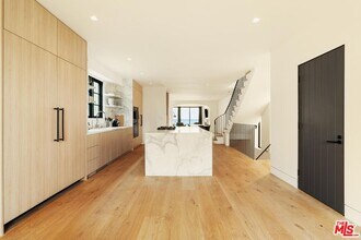 2205 Ocean Front Walk in Los Angeles, CA - Building Photo - Building Photo