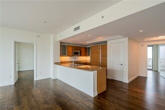 222 Karen Ave in Las Vegas, NV - Building Photo - Building Photo
