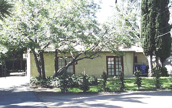 16002 Hart St in Van Nuys, CA - Foto de edificio