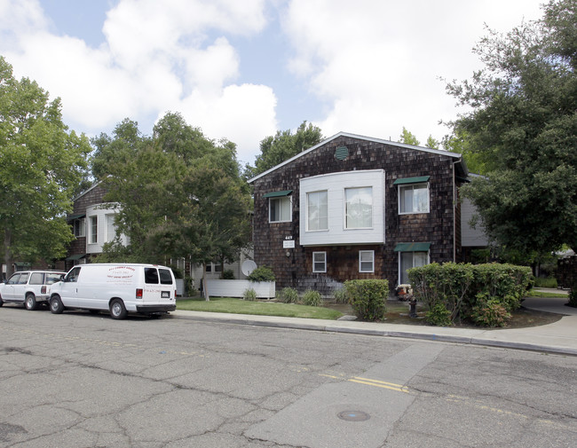 Holly Courts Apartments in West Sacramento, CA - Foto de edificio - Building Photo