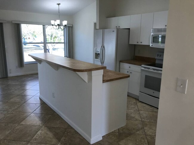 1739 NW 19th Ter in Cape Coral, FL - Foto de edificio - Building Photo