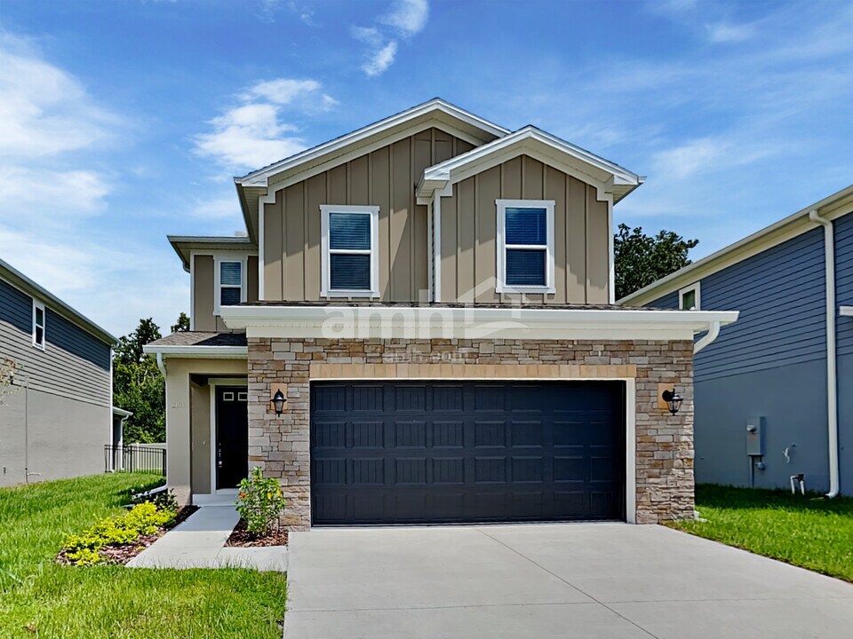 1101 Walden Pond Dr in Plant City, FL - Building Photo