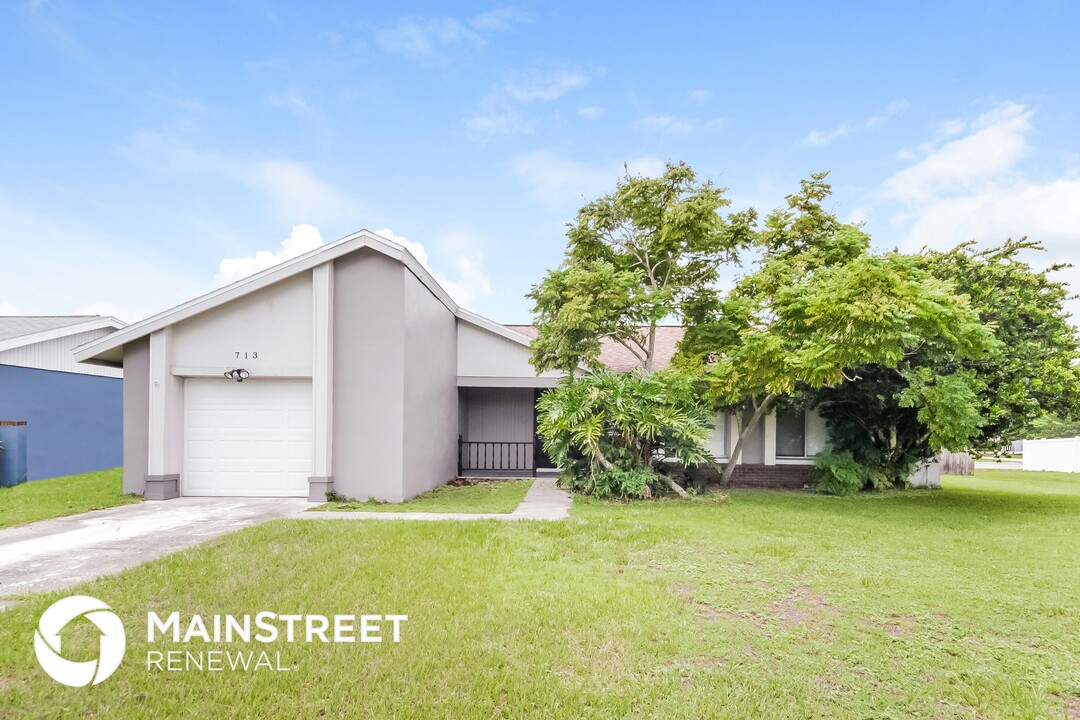 713 E Flag Way in Kissimmee, FL - Building Photo