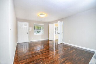 185 Oak Dr SW in Atlanta, GA - Building Photo - Building Photo