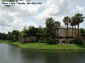 500 Crestwood Ct N in Royal Palm Beach, FL - Building Photo - Building Photo