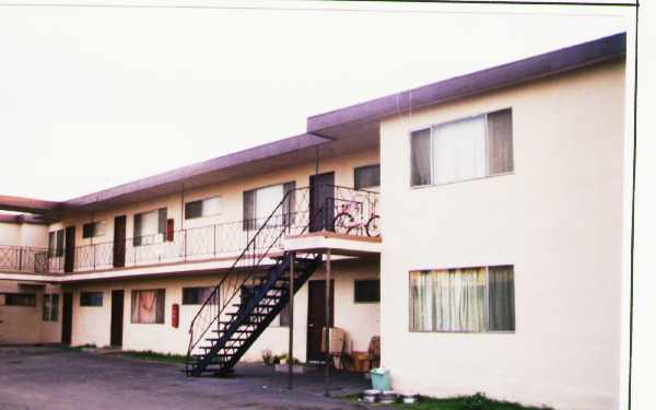 8136 Wilcox Ave in Cudahy, CA - Foto de edificio - Building Photo