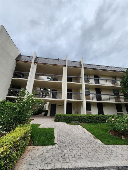 8441 Forest Hills Dr in Coral Springs, FL - Building Photo