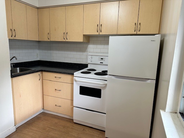 646 Admirals Rd in Victoria, BC - Building Photo - Building Photo