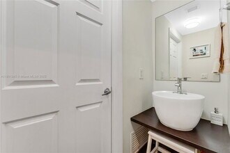 927 Euclid Ave in Miami Beach, FL - Building Photo - Building Photo