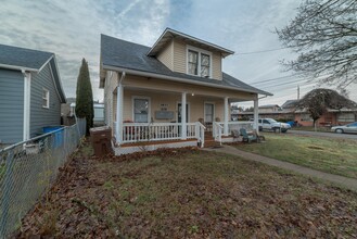 1833 C St in Washougal, WA - Foto de edificio - Building Photo