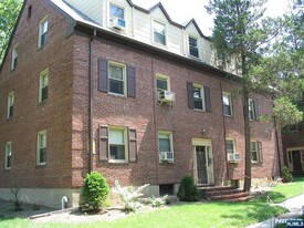 815 Red Rd in Teaneck, NJ - Building Photo