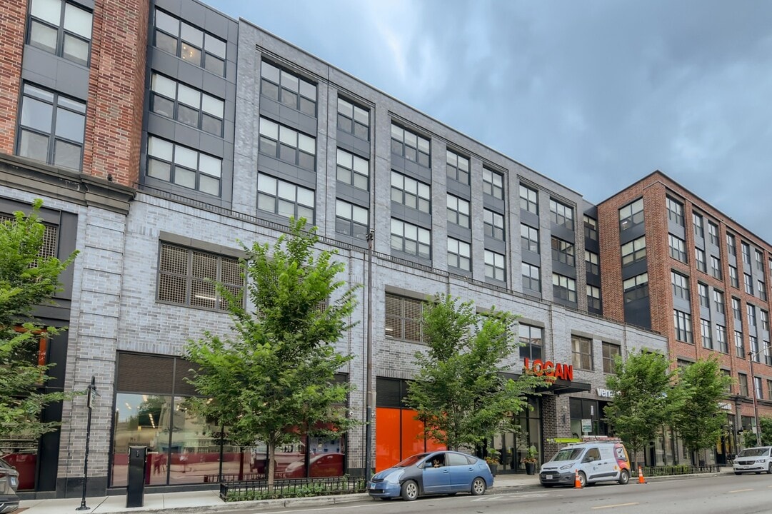 2475 N Milwaukee Ave in Chicago, IL - Building Photo