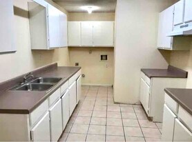 7648 Windsor Oaks in San Antonio, TX - Building Photo