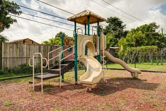 Coronado Springs East in Palm Springs, FL - Building Photo - Building Photo