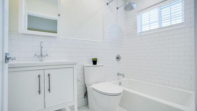 3938 S Victoria Ave in Los Angeles, CA - Foto de edificio - Building Photo