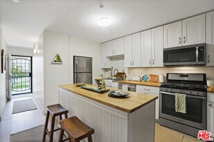 6472 Cavalleri Rd in Malibu, CA - Building Photo