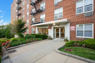 Silver Lake Apartments in Staten Island, NY - Foto de edificio - Building Photo