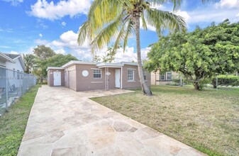 115 NW 28th Ave in Fort Lauderdale, FL - Foto de edificio - Building Photo