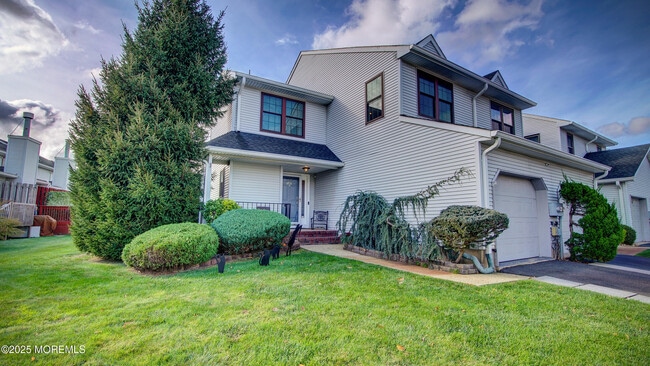 141 Chestnut Way in Englishtown, NJ - Building Photo - Building Photo