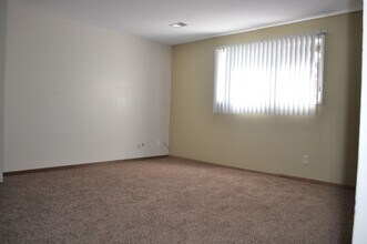2102 Clarkview Dr in Charles City, IA - Building Photo - Building Photo