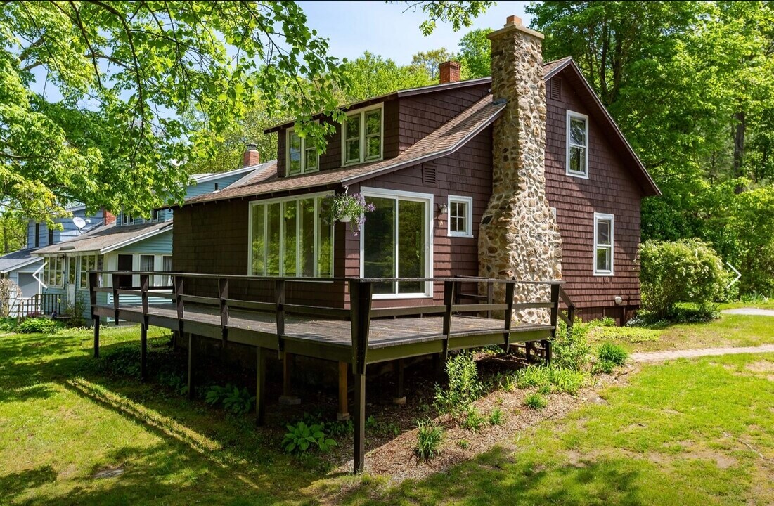 14 Old Marlborough Rd in East Hampton, CT - Building Photo