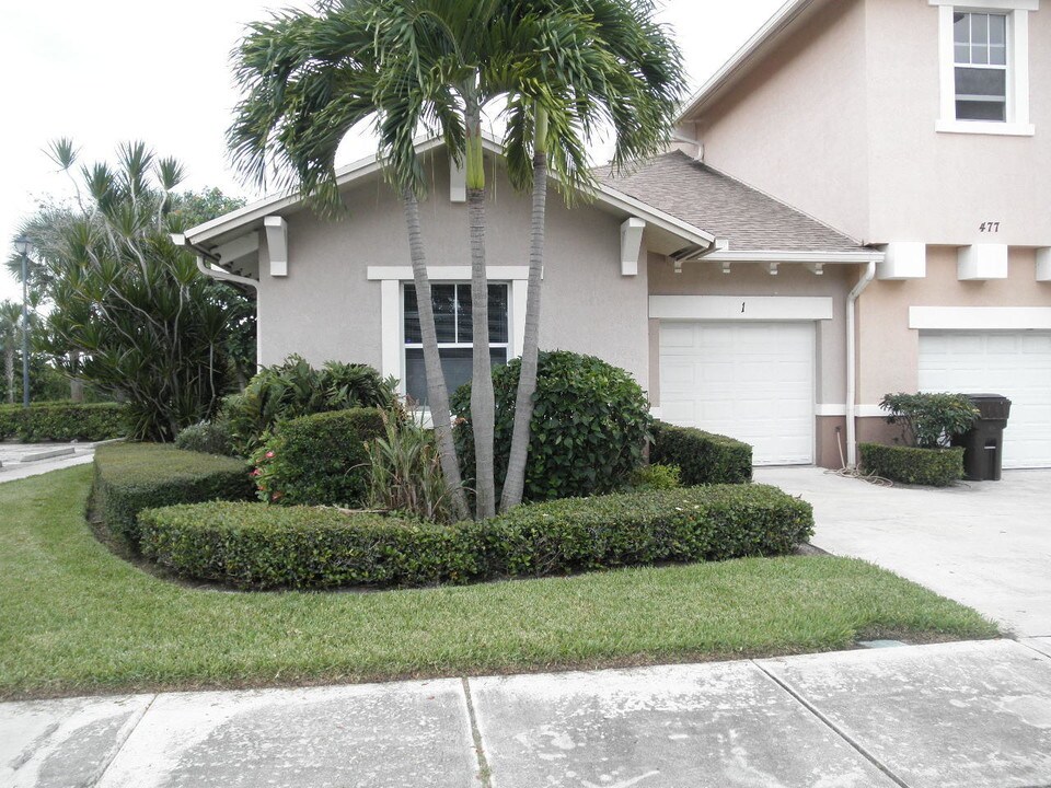 477 Pacific Grove Dr-Unit -1 in West Palm Beach, FL - Foto de edificio