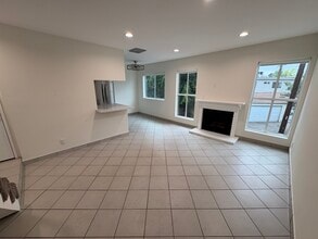Barclay Square Apartment in Sherman Oaks, CA - Building Photo - Building Photo