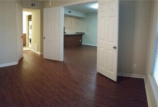 7685 Northcross Dr in Austin, TX - Building Photo - Building Photo