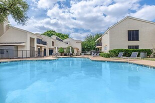 La Fortuna Apartments in Dallas, TX - Building Photo