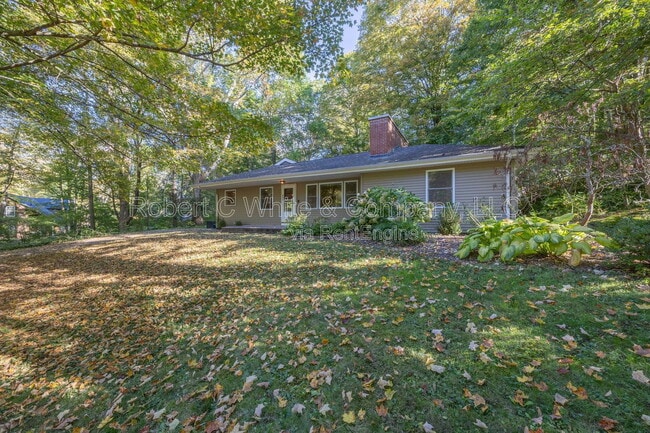 451 Birch Mountain Rd in Manchester, CT - Foto de edificio - Building Photo