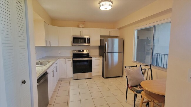 901 SW 141st Ave in Pembroke Pines, FL - Foto de edificio - Building Photo