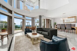 11834 Pacific Coast Hwy in Malibu, CA - Building Photo