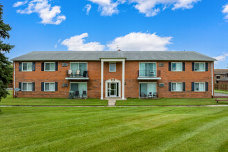 Franklin Square Apartments in Livonia, MI - Foto de edificio - Building Photo