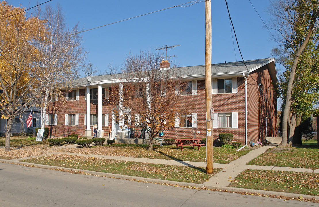 408 Chestnut St in Burlington, WI - Building Photo