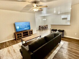 201 Gray St in Yukon, OK - Building Photo