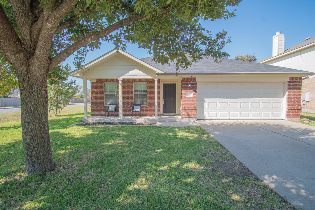 201 Hanstrom Dr in Hutto, TX - Building Photo