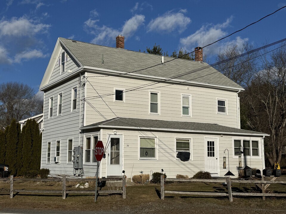 34 Plymouth St, Unit 2R in Pembroke, MA - Foto de edificio