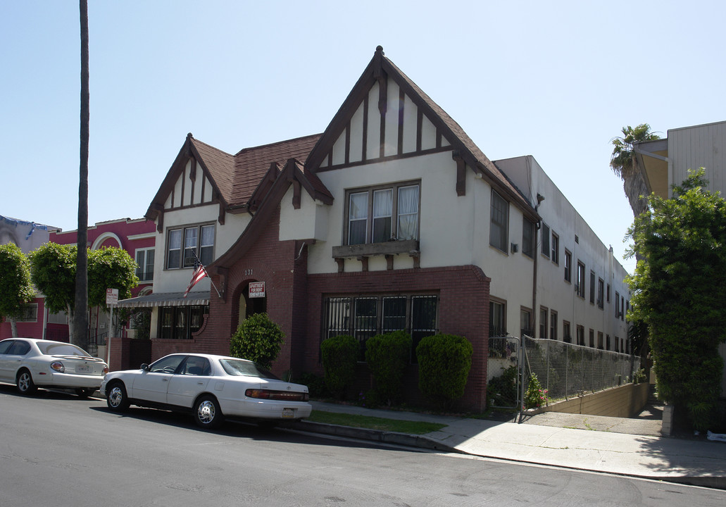 131 S Manhattan Pl in Los Angeles, CA - Foto de edificio