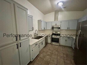 1319 Berkshire Rd in Bakersfield, CA - Building Photo - Building Photo