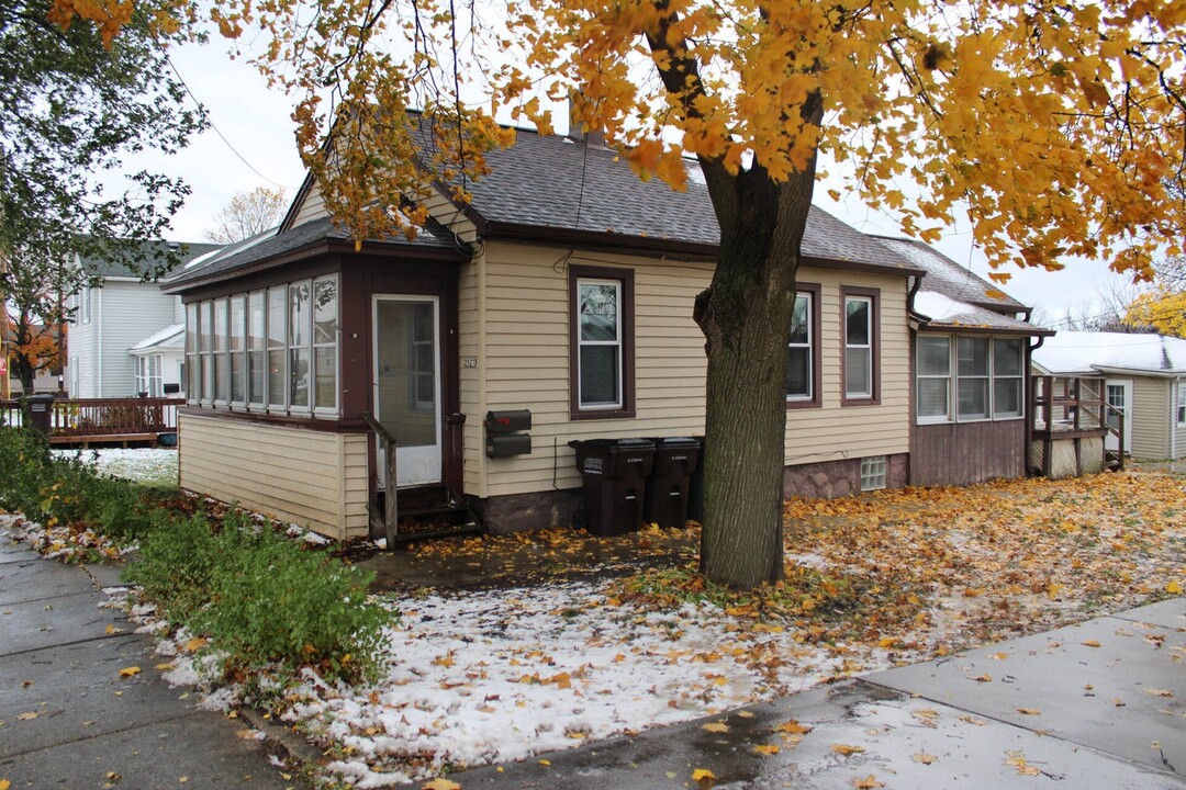2527 Wisconsin St, Unit Front House in Sturtevant, WI - Foto de edificio
