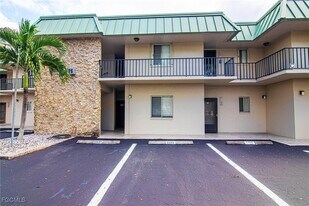 6725 Winkler Rd, Unit 203 in Ft. Myers, FL - Building Photo