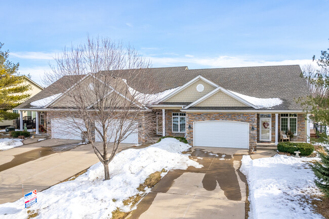 Country Club Pointe Townhomes in Clive, IA - Foto de edificio - Building Photo