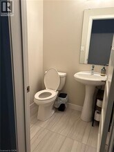 902 W Village Square in London, ON - Building Photo - Building Photo