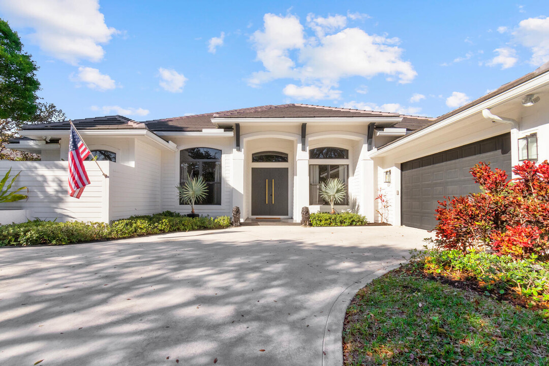 18217 SE Ridgeview Dr in Tequesta, FL - Building Photo