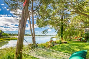 64 Towd Point Rd in Southampton, NY - Building Photo