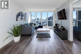 125 E 14th St in North Vancouver, BC - Building Photo