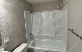 547 Richards Rd in Toledo, OH - Foto de edificio - Building Photo