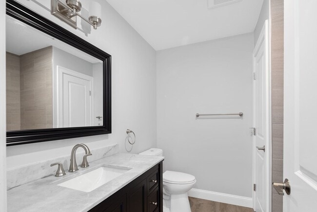 11 Town Hill St, Unit 2 in Quincy, MA - Foto de edificio - Building Photo